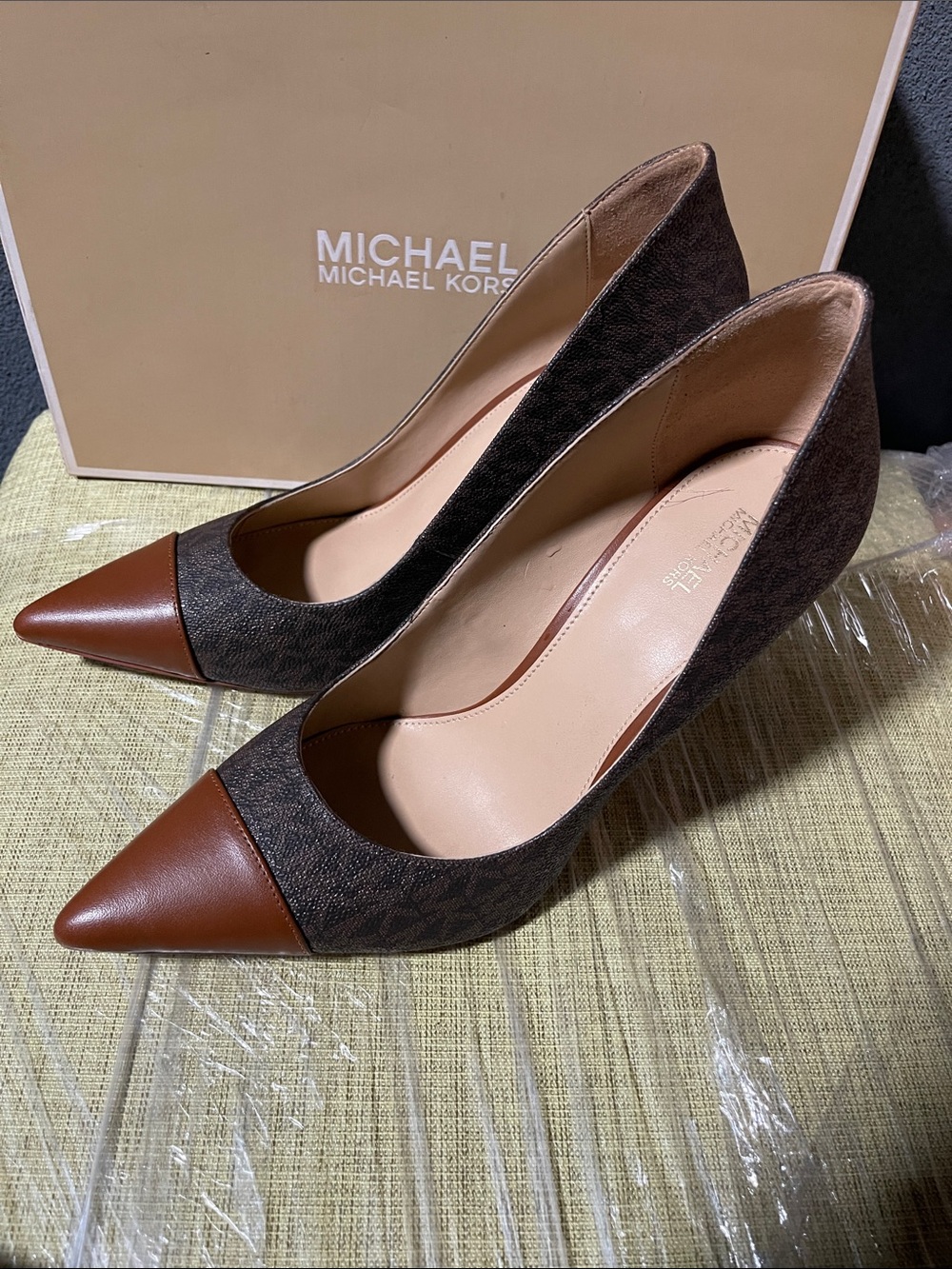 Michael Kors Brown Logo Keke Pointed Toe Heel Pump SZ. 10 - Picture 4 of 9